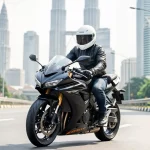 Penunggang motosikal di Kuala Lumpur dengan latar belakang Menara Petronas semak insurans motosikal